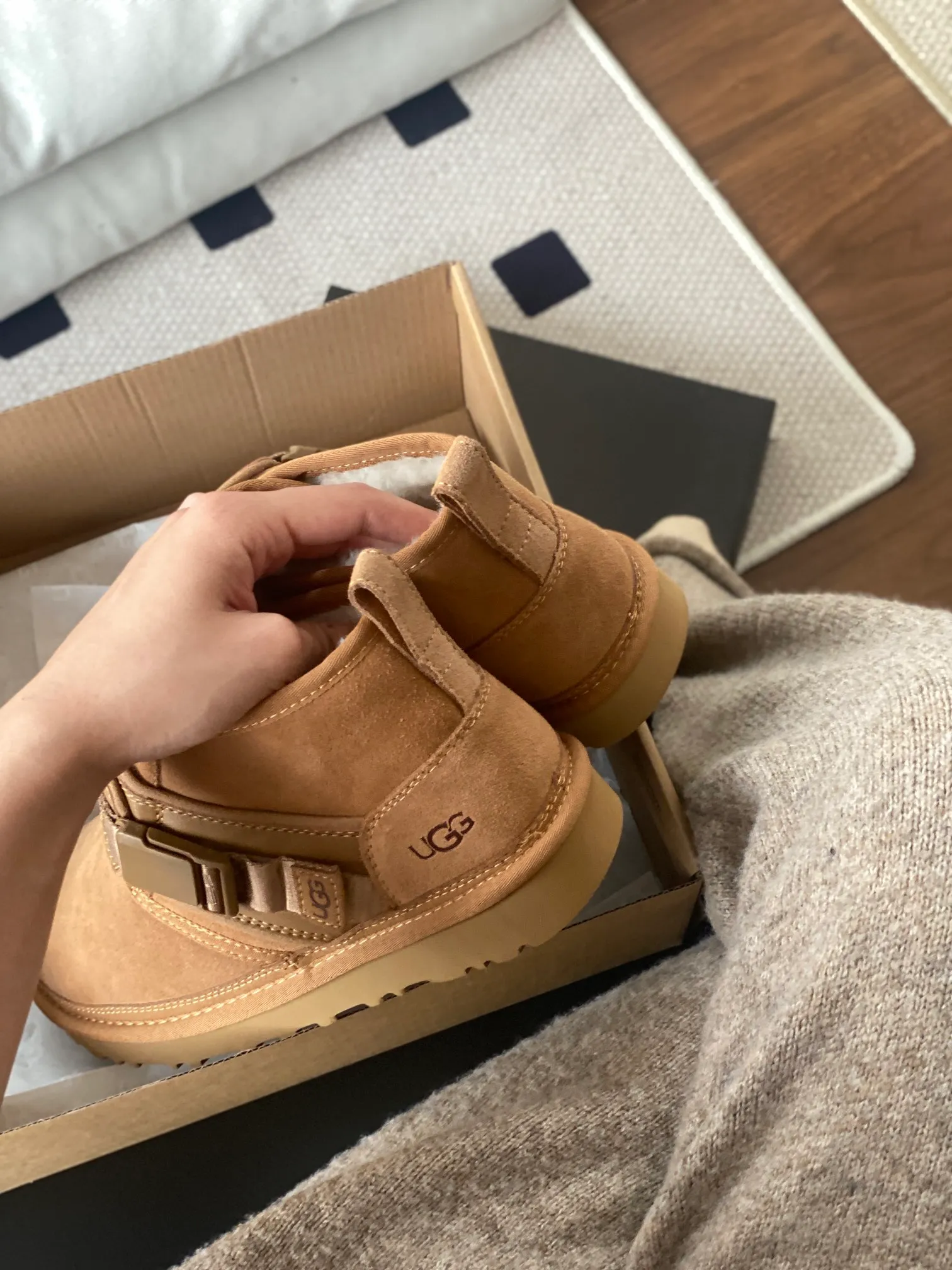 [UGG] P: 580💰 Men's model. Size: 39-44 UGG men's snow boots and wool shoes. The most popular style is now available, Neumel Snapback (buckle style). Material: cowhide➕sheep fur. Outsole: rubber (light wing technology) light! light! light! Super waterproof and available in 3⃣️ colors.